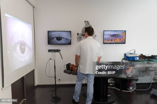 Vertigo Testing Machine Vertigo Test Photos and Premium High Res Pictures - Getty Images