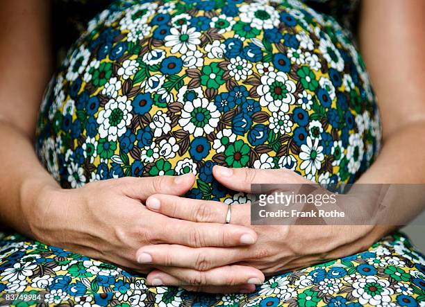 pregnant woman - belly ring photos et images de collection