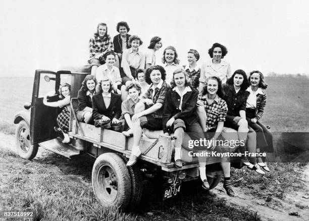 Des jeunes filles volontaires, juchées sur le camion du fermier aux Etas-Unis en 1946.