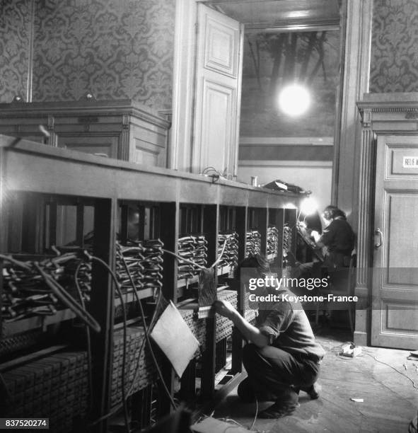 Installations téléphoniques au Palais du Luxembourg en vue de la Conférence de la Paix, à Paris, France en 1946.