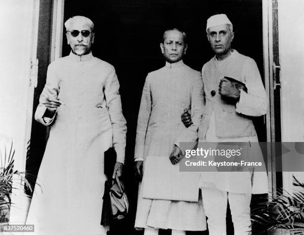 De gauche à droite, Abul Kalam Azad, président du Congrès national des Indes, Monsieur Asaf Ali, membre du Comité du travail et Jawaharlal Nehru,...