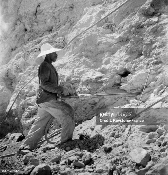 Mineur en action à la mine de phosphates à El Kouif, Algérie en 1946.