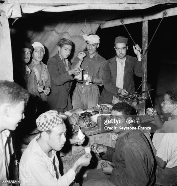 Repas de fin du ramadan à Sétif, Algérie en 1946.