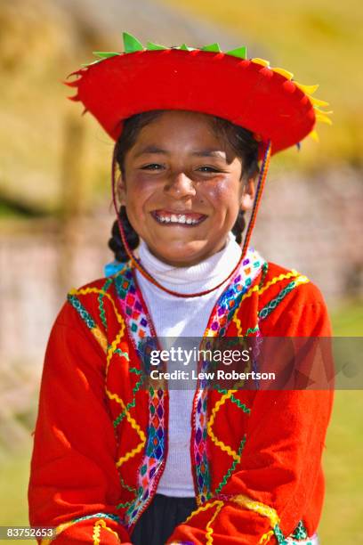 smiling peruvian girl - cultura sudamericana fotografías e imágenes de stock