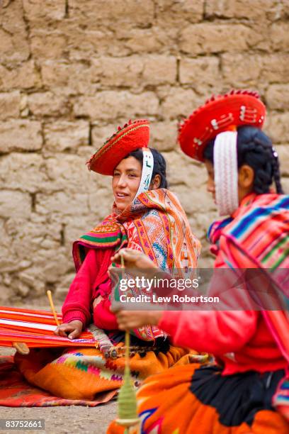 peruvian women spinning yarn - cultura peruana - fotografias e filmes do acervo