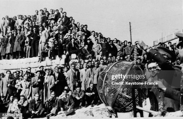 Dans un camp de Madrid, tirage au sort de nouveaux conscrits, au premier plan la sphère servant au tirage, à Madrid, Espagne en 1946.
