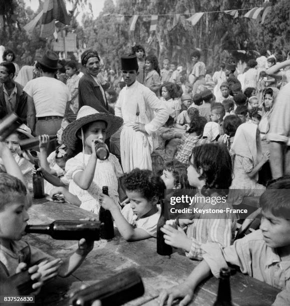 Goûter offert aux enfants à Alger, Algérie.