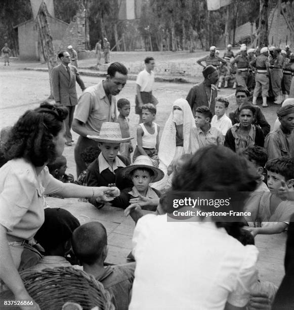 Goûter offert aux enfants à Alger, Algérie.