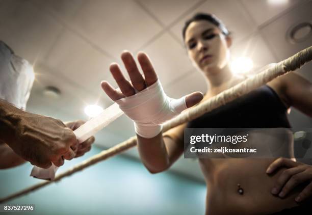 la donna avvolge le mani con impacchi di boxe rosa - scialle foto e immagini stock