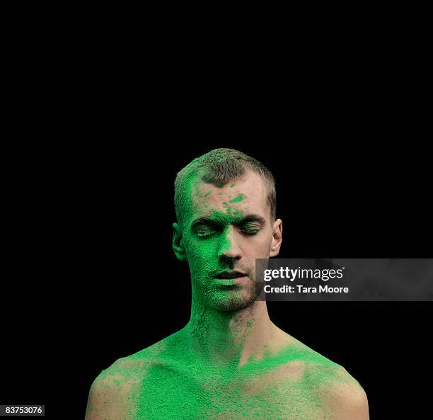 man half covered in green powder - half shaved hair stockfoto's en -beelden