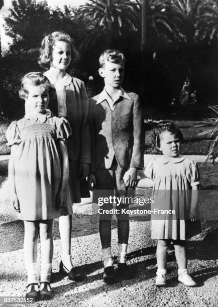 Voici les quatre enfants du nouveau roi d'Italie Humbert II avec, de gauche à droite, les princesses Marie-Gabrielle et Marie-Pia, le prince...