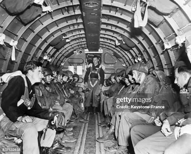 Les parachutistes dans la carlingue attendent l'instant du saut, aux Etats-Unis circa 1940.