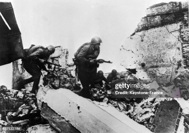 Combat dans les ruines de Stalingrad entre Allemands et Russes, à Stalingrad, URSS circa 1940.