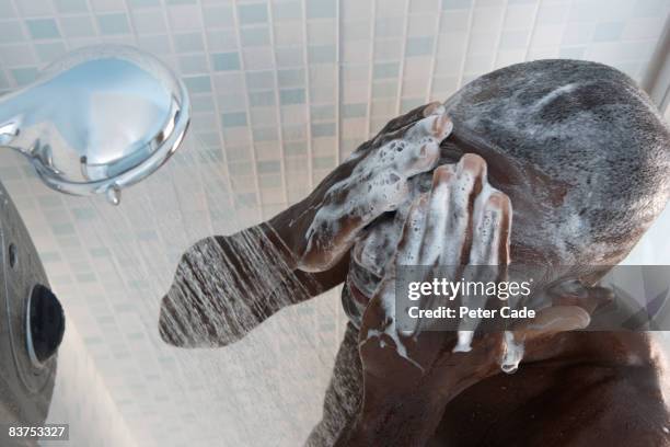 man in shower - hombre en la ducha fotografías e imágenes de stock