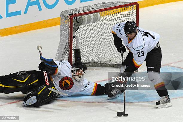 Martin Gelinas of Bern saves the puck during the IIHF Champions Hockey League match between Espoo Blues and SC Bern on November 19, 2008 in Espoo,...