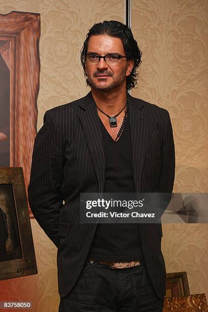 Singer Ricardo Arjona poses to photographers during a photocall for his album "El Quinto Patio" at the Gran Hotel Ciudad de Mexico on November 19,...