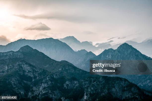 alpes italianos - paisaje de cordillera de monte rosa al atardecer - monte rosa fotografías e imágenes de stock