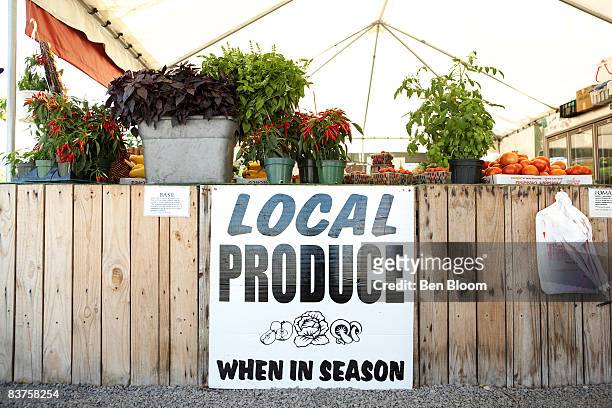 local produce sign at farmers market - warwick état de new york photos et images de collection