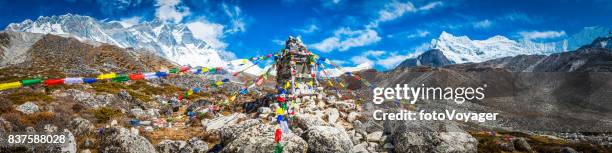 bunte buddhistische gebetsfahnen fliegt hoch in nepal himalaya-gebirge - nepal stock-fotos und bilder
