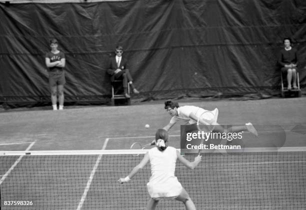 Billie Jean King stretches for low return from Francoise Durr of France during semi final match at Forest Hills. King gained the final round among...