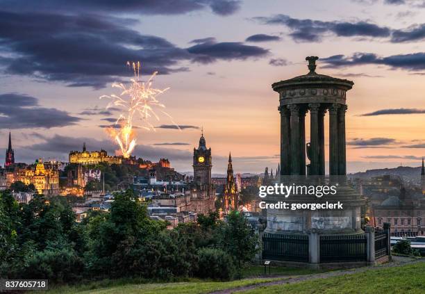 edinburgh-feuerwerk in der abenddämmerung vom calton hill - edinburgh schotland stock-fotos und bilder