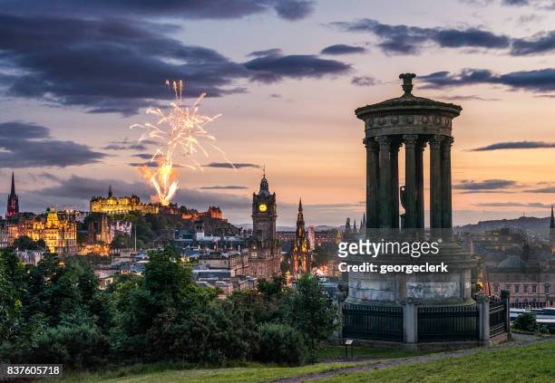 edinburgh vuurwerk in de schemering van calton hill - edinburgh scotland stockfoto's en -beelden