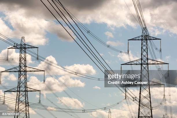 pylons carrying electricity from ratcliffe on soar coal fired power station in nottinghamshire, uk. - tegen de stroom in stockfoto's en -beelden
