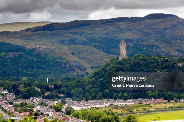 view of the city of stirling and the national wallace monument, honoring william wallace (1270-1305), scottish knight who became one of the main leaders during the wars of scottish independence - pierre chevallier stock-fotos und bilder