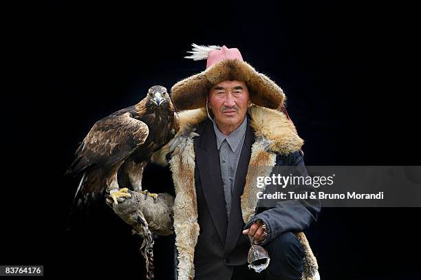 mongolia. kazakh hunter with eagle - bayan olgiy stockfoto's en -beelden