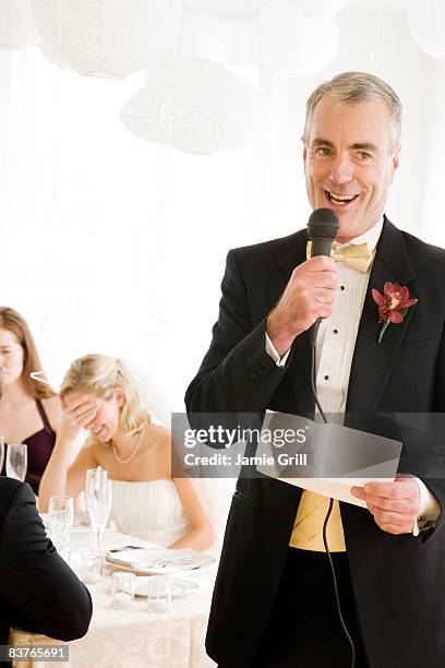 father giving embarrassing speech at wedding - embarrased dad stockfoto's en -beelden