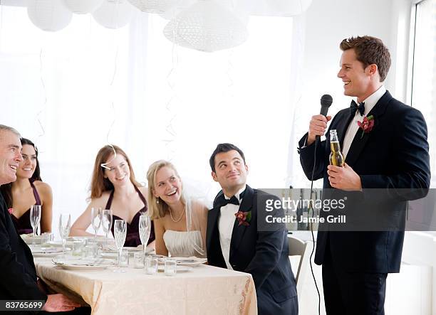 best man giving speech at wedding - trauzeuge des bräutigams stock-fotos und bilder
