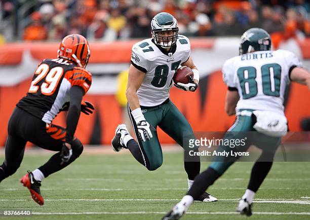 Brent Celek of the Philadelphia Eagles runs with the ball during the NFL game against the Cincinnati Bengals at Paul Brown Stadium on November 16,...