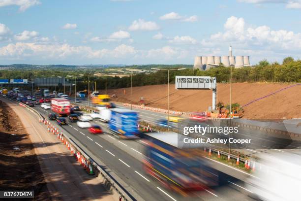 tailbacks on the m1 motorway in the east midlands caused by roadworks, uk. - m1 autosnelweg engeland stockfoto's en -beelden