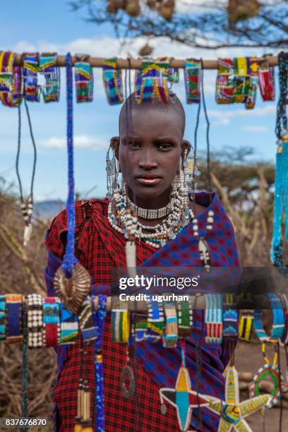 las mujeres africanas - a beautiful masai woman fotografías e imágenes de stock