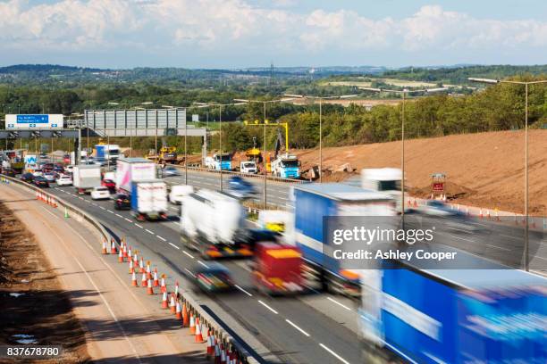 tailbacks on the m1 motorway in the east midlands caused by roadworks, uk. - truck england stock-fotos und bilder