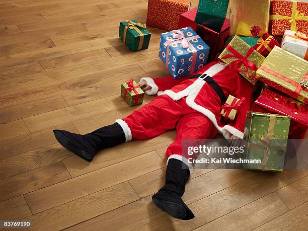 santa claus and presents - funny christmas stock pictures, royalty-free photos & images