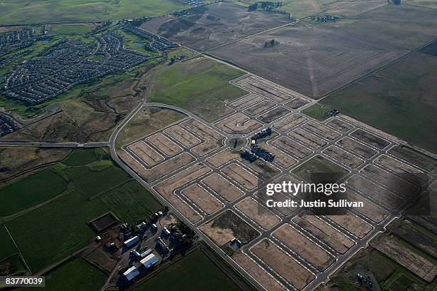 Model homes sit vacant in the center of a 750 home housing development where construction was halted November 20, 2008 in Rio Vista, California. The...