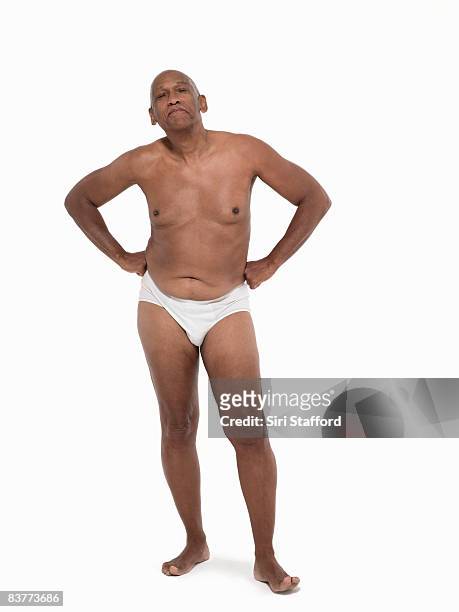 invecchiamento naturale del corpo maschile - solo un uomo anziano foto e immagini stock
