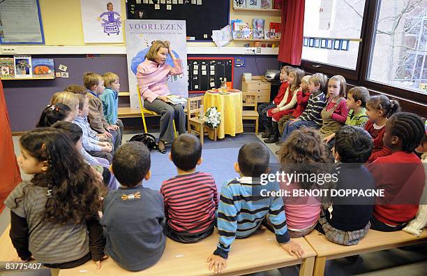 Princess Mathilde of Belgium reads a story for children of the nursery and primary school 'Kakelbont' in Brussels during the Reading breakfast of the...