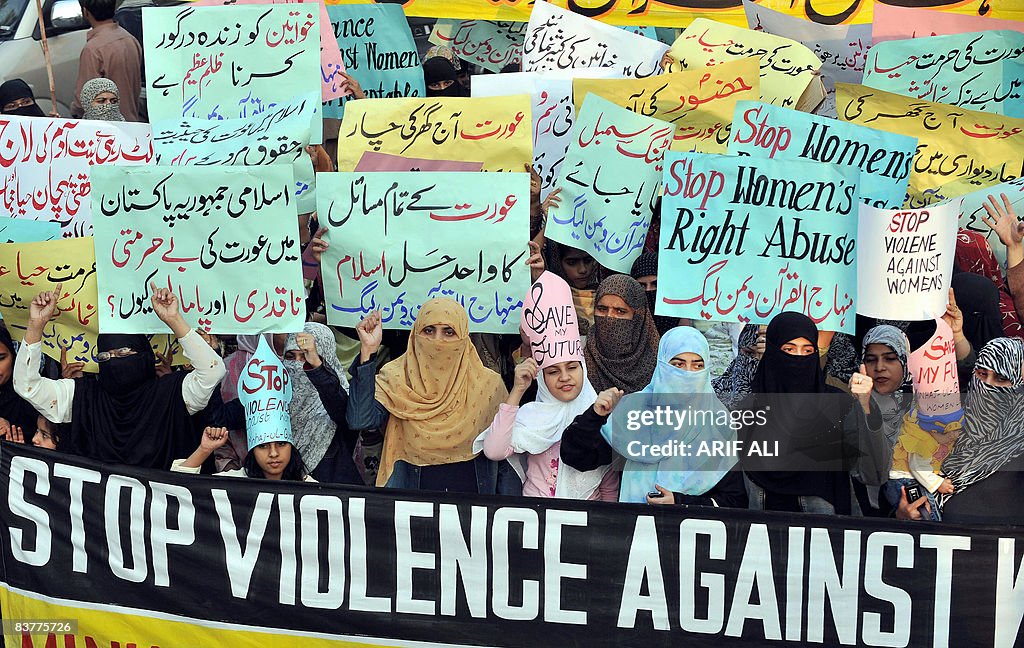 Supporters of Tehrik-e-Minhaj ul Quran,