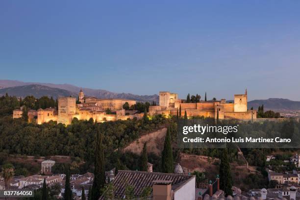 night alhambra from the albaicin - alcazaba von alhambra stock-fotos und bilder