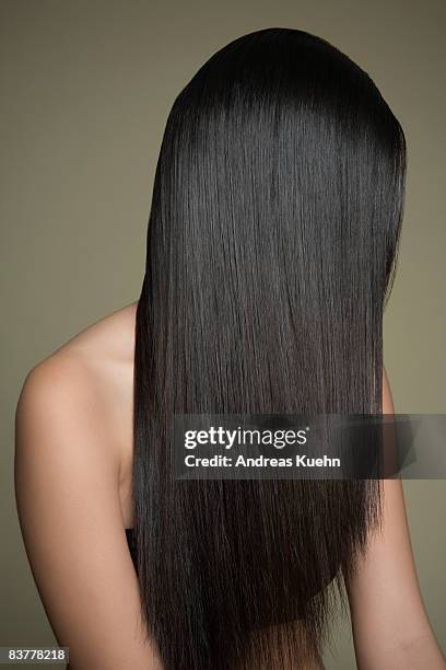 woman with long, shiny hair covering face. - straight hair 個照片及圖片檔