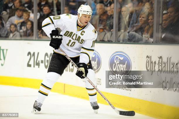 Left wing Brenden Morrow of the Dallas Stars during play against the Chicago Blackhawks at the American Airlines Center on November 20, 2008 in...