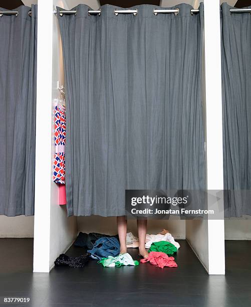 girl in dressing room - umkleidekabine stock-fotos und bilder