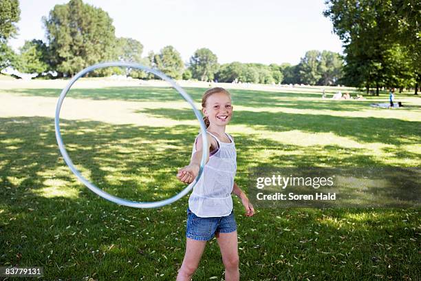 girl with hula-hoop - hoelahoep stockfoto's en -beelden