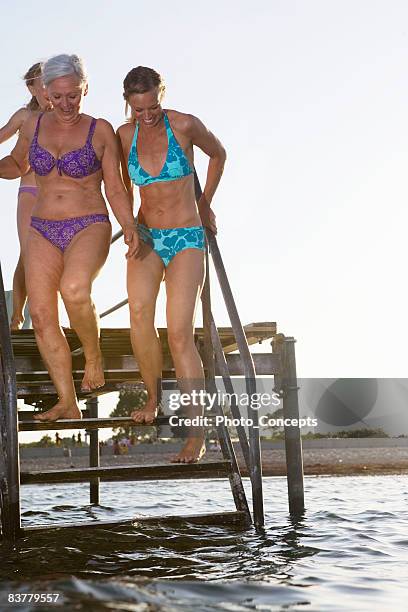 3 gerações no pontão "copenhaga, dinamarca" - old woman in swimsuit imagens e fotografias de stock