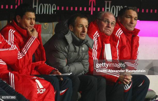 Martin Vasquez, assistant coach of Muenchen, Juergen Klinsmann, head coach of Muenchen, Uli Hoeness, manager of Muenchen and Walter Junghans,...