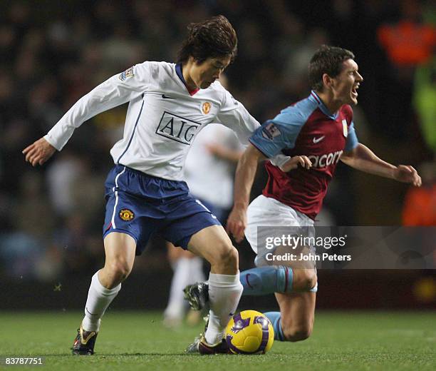 Ji-Sung Park of Manchester United clashes with Gareth Barry of Aston Villa during the Barclays Premier League match between Aston Villa and...