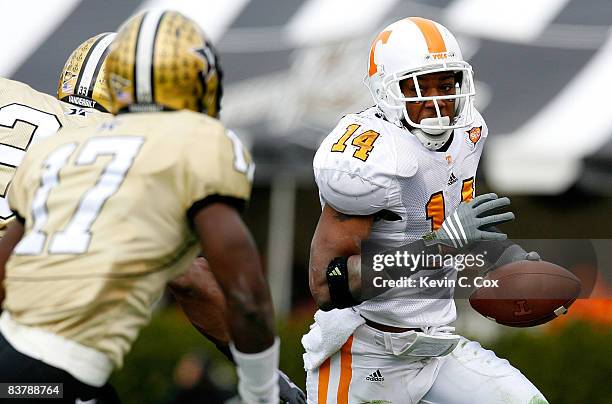 Eric Berry of the Tennessee Volunteers rushes upfield against the Vanderbilt Commodores during the game at Vanderbilt Stadium on November 22, 2008 in...