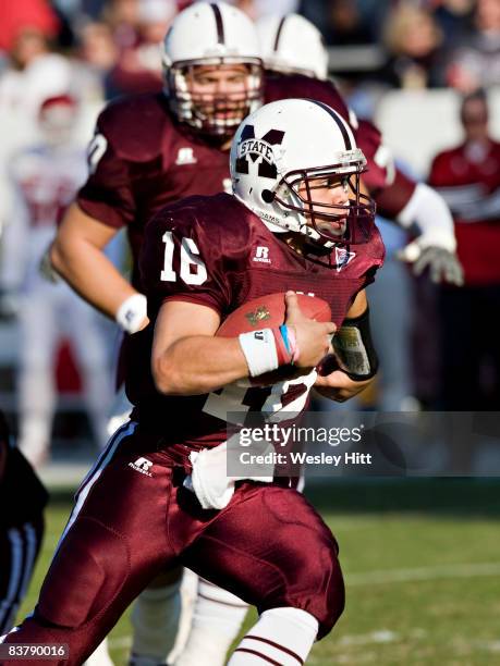 Tyson Lee of the MIssissippi State Bulldogs runs with the ball against the Arkansas Razorbacks at Davis Wade Stadium on November 22, 2008 in...